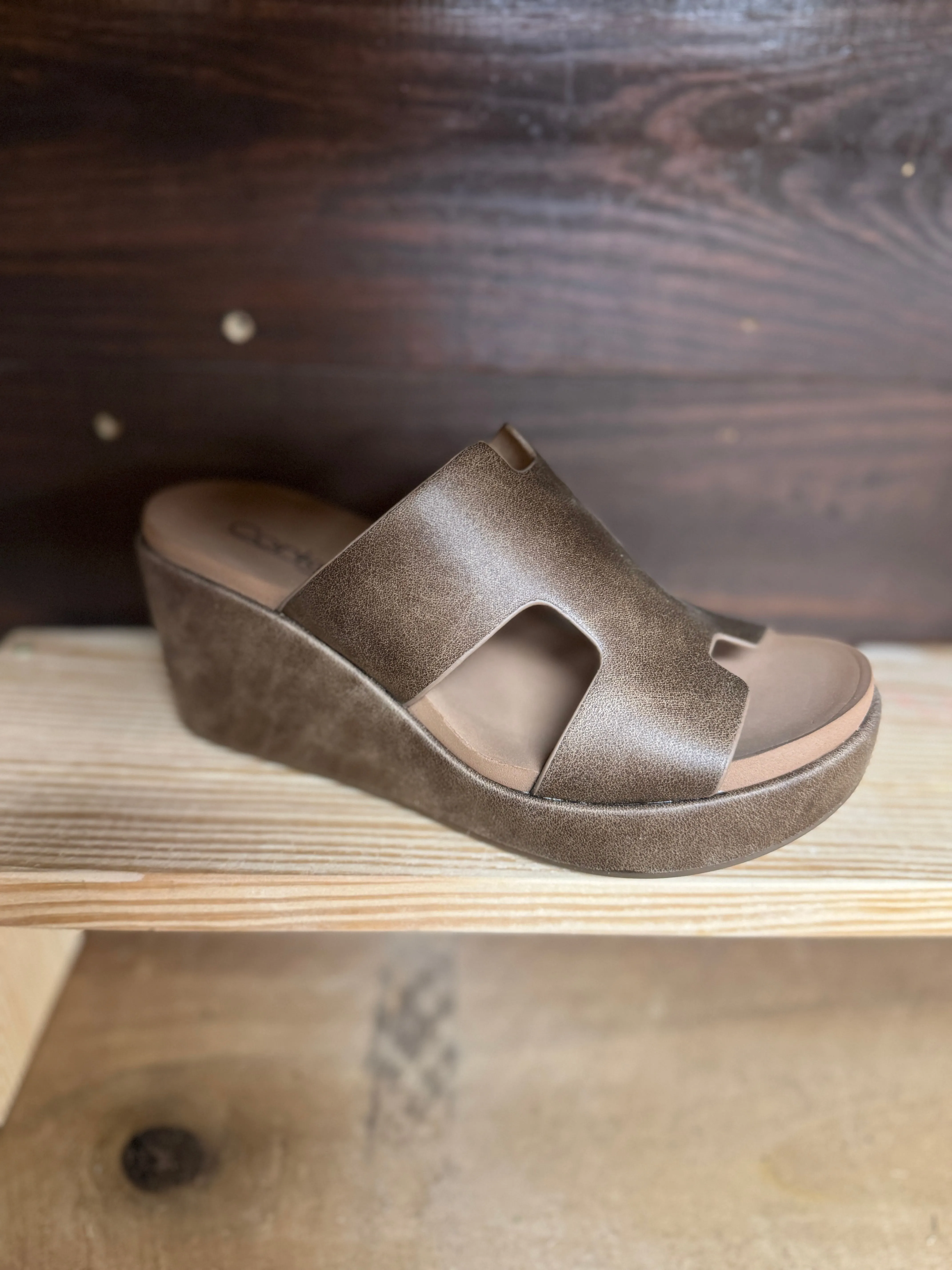 Corky's | Pucker Up | Taupe